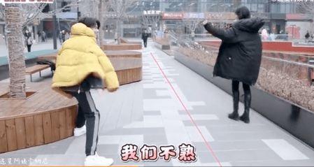 摸头拥抱吃瓜群众,吃瓜群众见证温情时刻