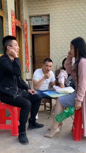 一帮子吃瓜群众被人打了,一场突如其来的冲突引发热议